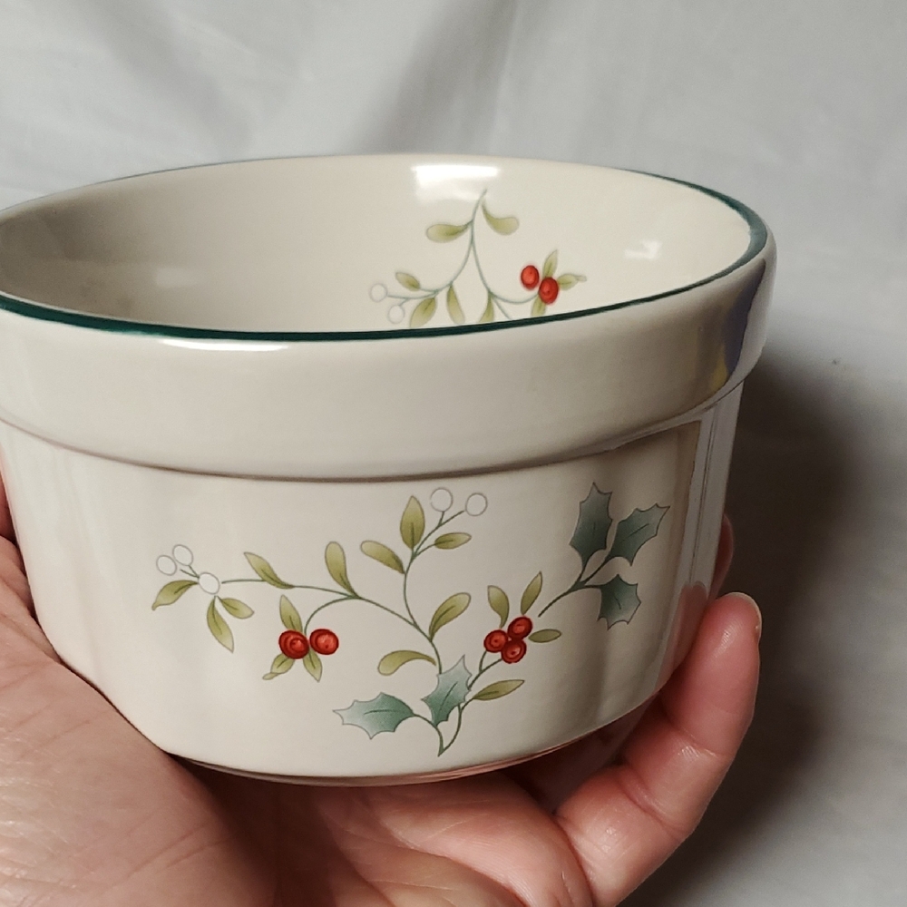 Pfaltzgraff Winterberry Bowl